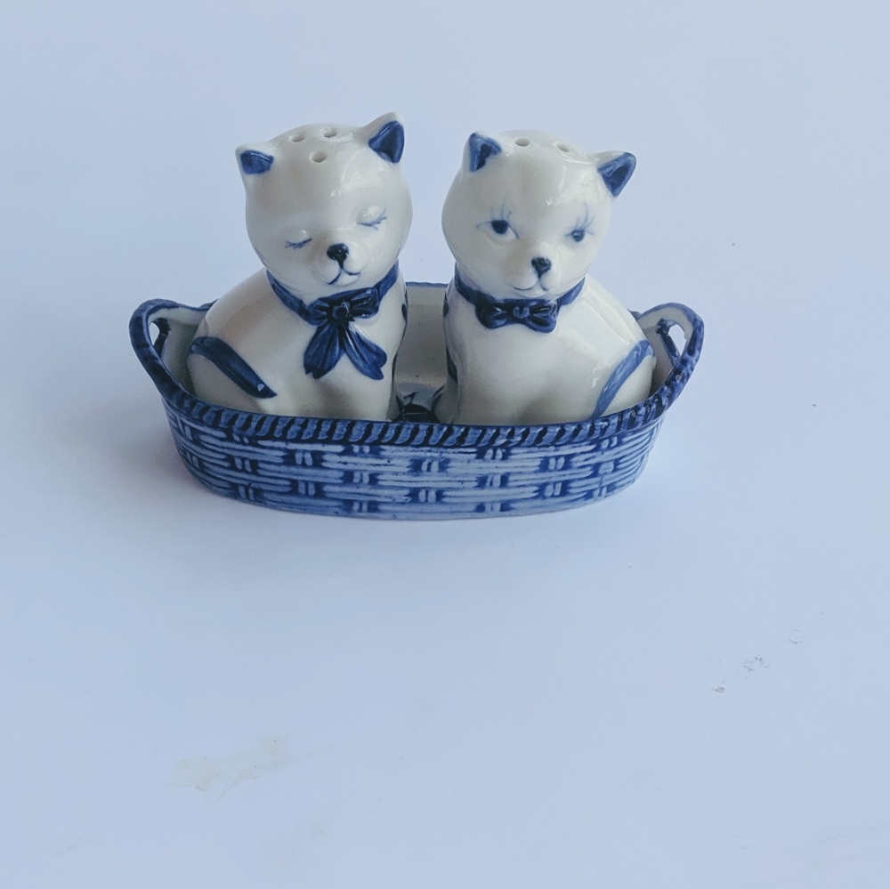 Delft blue kitten salt and pepper shakers